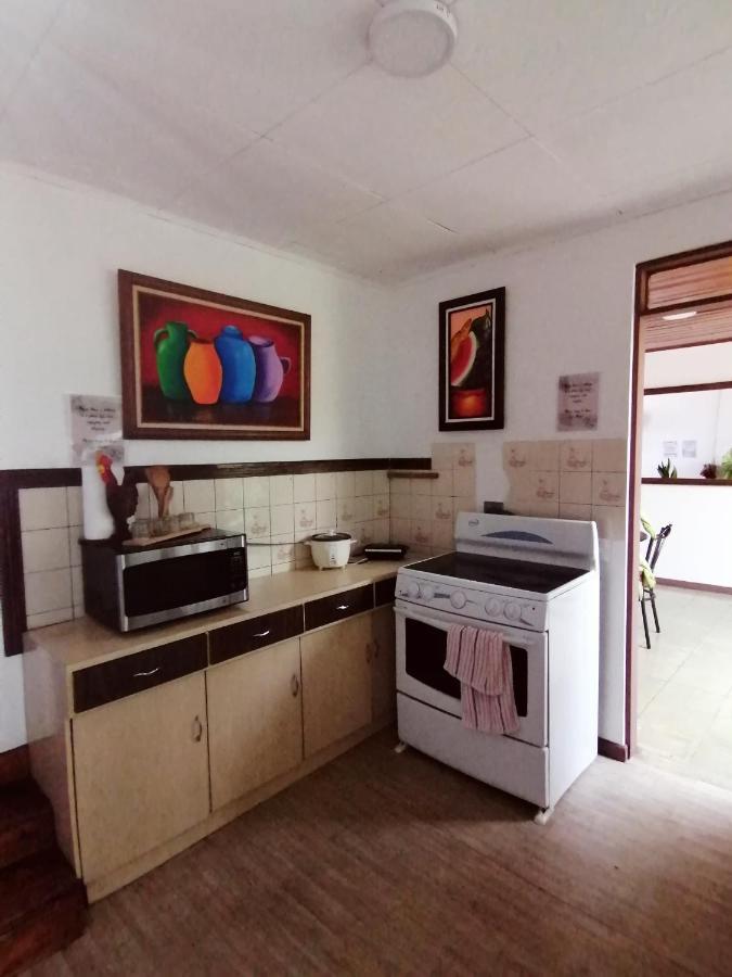 Airport Traveler's Home. Homestay Alajuela